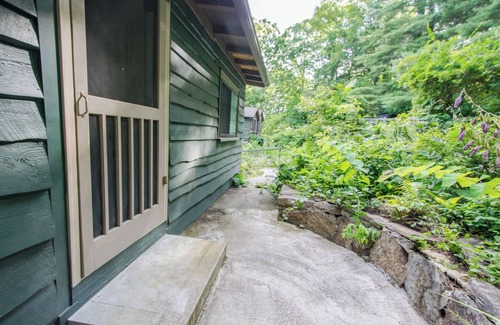 Hendersonville House | 2 BDR Cottage + Studio | 15 Min to Town | Free Tix