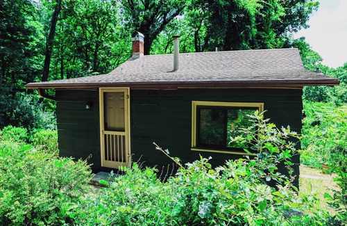 Hendersonville House | 2 BDR Cottage + Studio | 15 Min to Town | Free Tix