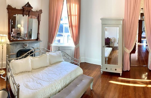 Faubourg Marigny Bed & Breakfast | 2-bdrm. king balcony suite, cont'l breakfast one block from Fr Quarter and Frenchmen. Sleeps 6