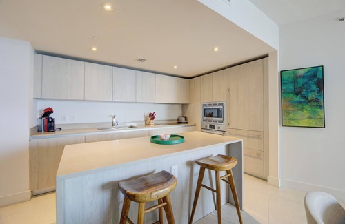 Hollywood South Central Beach Apartment | 2-bdrm Oceanview Condo Lyfe Beach Resort Hollywood + Pool, Beach Service & Gym