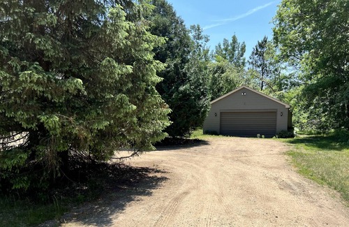 New Lisbon Cottage | 2 Bdrm Pet Friendly Cottage 2 min to Castle Rock Lake
