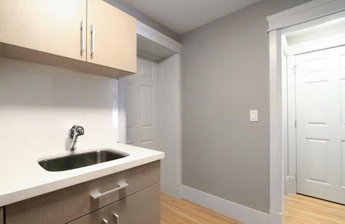 Riley Park-Little Mountain House | 2 bdrm private suite Cambie Village/Trendy Main