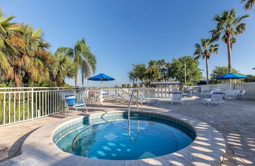 Ruskin Condo | 2 bdrm! Sleeps 7! 5-7 min walk to beach, pools, fitness center, onsite restaurants!