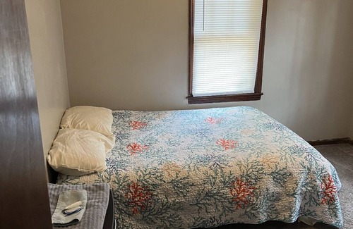 Evansville House | 2 bed/1 bath close to shopping