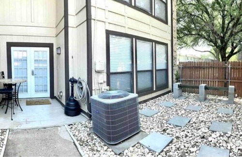 South Arlington House | 2 bed 2.5 bath townhouse with private parking.
