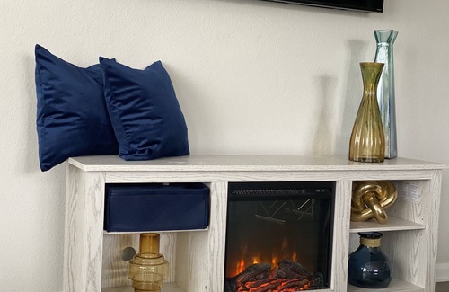 Riverside Terrace Apartment | 2 bed| 2 bath| 1300 SF across from Herman Park Mins to Med Center, NRG and Dwntn