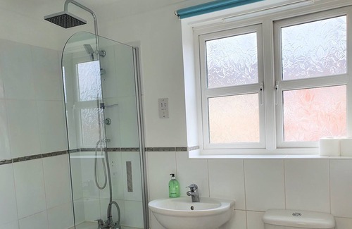 Swindon Apartment | 2 Bed 2 Bath, Central Old Town w/Parking, Sleeps 5