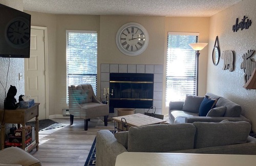 Show Low Condo | 2 bed 2 bath, Cozy White Mountain Condo – Single Level, Upstairs Unit!