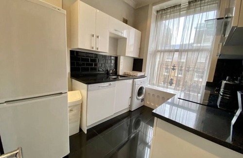 City of Westminster Condo | 2 Bed/2 Bath Flat, Sky TV, Air Con