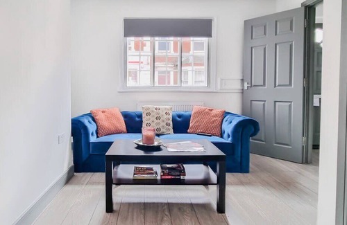 Theale House | 2 Bed, 2 Bath, Free Parking, 10 Mins To Madejski