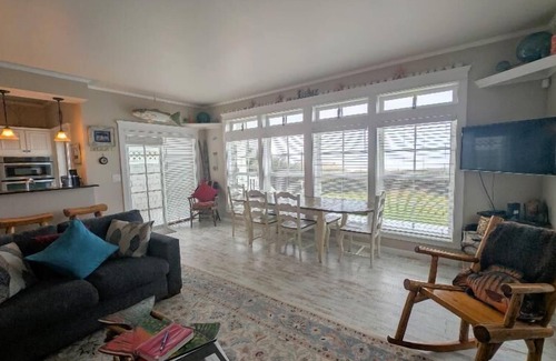 Florence House | 2 bed, 2 bath Hecta Beach front home - Traxler's Surfside Cottage