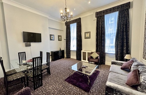 City of Westminster Condo | 2 Bed/2 Bath Large Flat, Ground Floor, Sky TV, AC