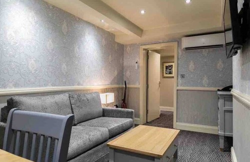 City of Westminster Condo | 2 Bed/2 Bath Luxury Entire Flat, Patio, Sky TV, AC