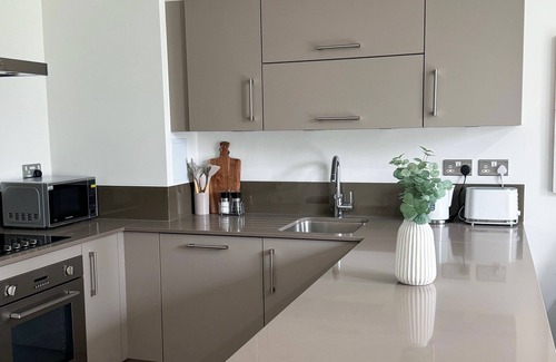 Lansbury Apartment | 2 bed 2 bath Luxury apt | 1 min to stn.