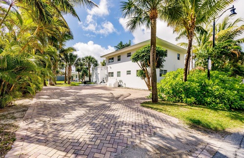 Sunny Isles Beach House | 2 bed 2 bath Beach 1 min walk SEPT Book 3 Nights Pay 2