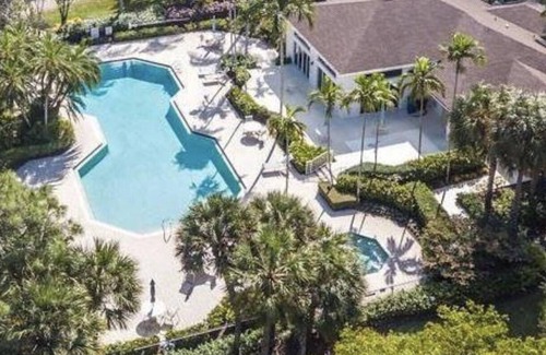 Bonita Springs Condo | 2 Bed, 2 Baths, includes Nice Screened Patio on the water. Great Clubhouse/Pool