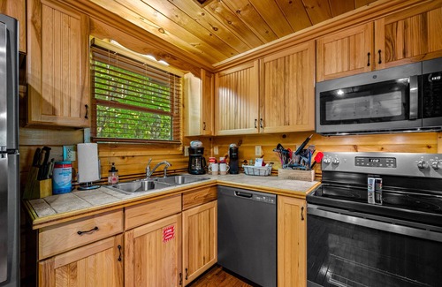Wears Valley Cabin | 2 Bed/2Bath Cabin w/Private Hot Tub! Backs to GSMNP & 5 min to park entrance!