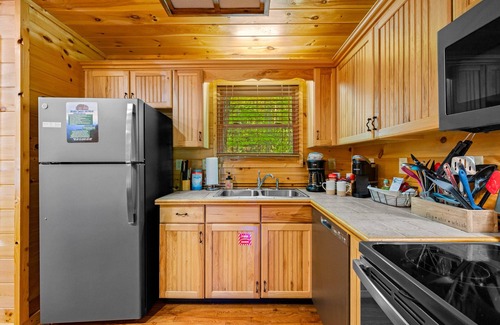 Wears Valley Cabin | 2 Bed/2Bath Cabin w/Private Hot Tub! Backs to GSMNP & 5 min to park entrance!