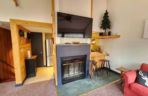 Lincoln House | 2 Bed/2Bath White Mtn treetop Townhome across from Loon w views,npool & shuttle
