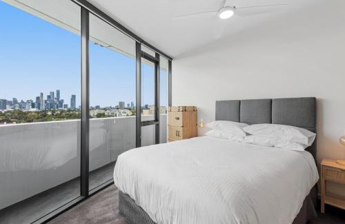 Port Melbourne Apartment | 2-Bed, 500m From The Beach with Pool, Gym & Sauna