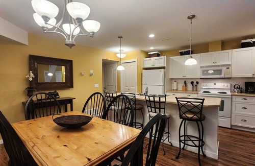 Central Okanagan House | 2 Bed and Loft Pet Friendly Ridge Cottage at LaCasa!