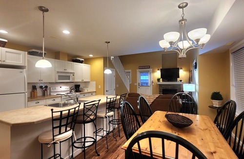 Central Okanagan House | 2 Bed and Loft Pet Friendly Ridge Cottage at LaCasa!