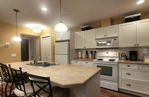 Central Okanagan House | 2 Bed and Loft Pet Friendly Ridge Cottage at LaCasa!