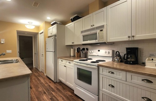 Central Okanagan House | 2 Bed and Loft Pet Friendly Ridge Cottage at LaCasa!