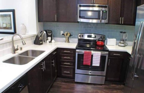 Westwood Apartment | 2 Bed Apartment in a Full Service Building L11-A