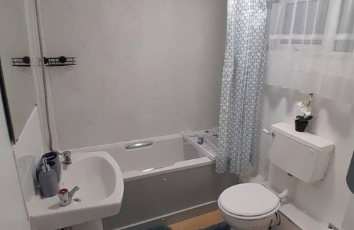 Northampton Apartment | 2 Bed Apartment Sleeps4 with FreeP & Internet