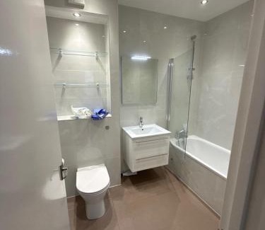 London City Centre Apartment | 2-Bed Apartment - Sleeps 4 Pets Ok & Balcony