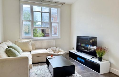 London City Centre Apartment | 2-Bed Apartment - Sleeps 4 Pets Ok & Balcony