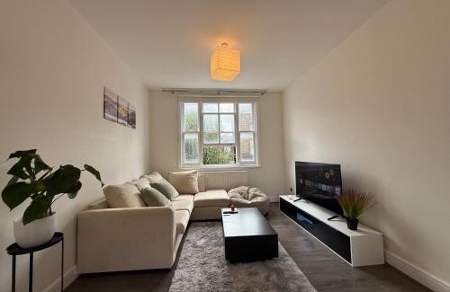 London City Centre Apartment | 2-Bed Apartment - Sleeps 4 Pets Ok & Balcony