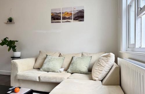 London City Centre Apartment | 2-Bed Apartment - Sleeps 4 Pets Ok & Balcony