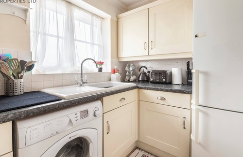 West Thurrock Apartment | 2 Bed Apartment Sleeps 5 - Free Parking, Balcony