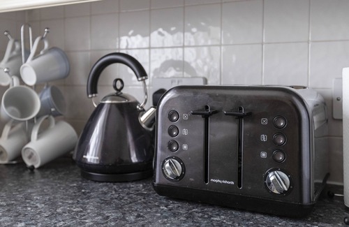 West Thurrock Apartment | 2 Bed Apartment Sleeps 5 - Free Parking, Balcony