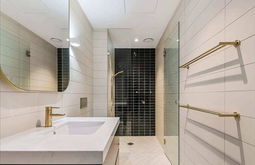 Melbourne Apartment | 2-bed Apt w/ Pool, Gym & Parking! Near Albert Park