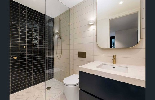 Melbourne Apartment | 2-bed Apt w/ Pool, Gym & Parking! Near Albert Park