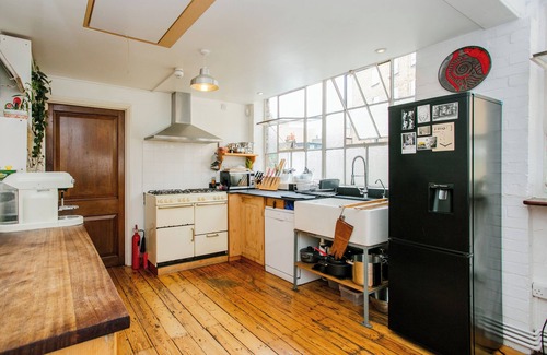 Victoria Apartment | 2 bed artistic/designer Flat Near Broadway Market