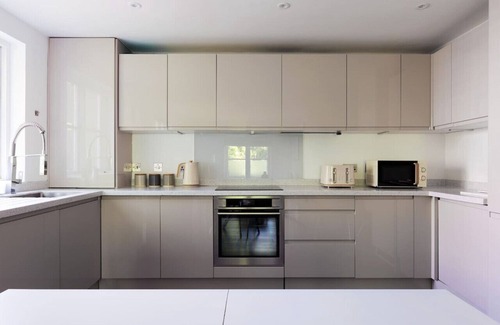 Redcliffe Apartment | 2 Bed Balcony Flat in Fulham