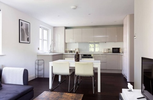 Redcliffe Apartment | 2 Bed Balcony Flat in Fulham