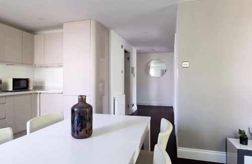 Redcliffe Apartment | 2 Bed Balcony Flat in Fulham