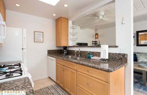 Ocean Beach Cottage | 2 bed beach cottage with all the modern amenities - walk to shop & restaurants!