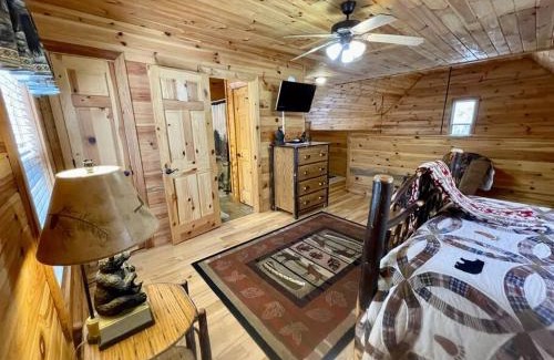 Helen House | 2 bed Cabin HOT TUB close to Helen #16