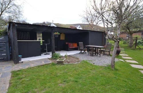 Denbigh Cabin | 2-Bed Cabin Sleeps 4 -Small Pets Ok -Free Parking