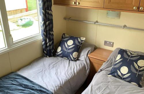 Hawick Ski Chalet | 2 Bed Caravan - Sleeps 6 - Pets - River Teviot