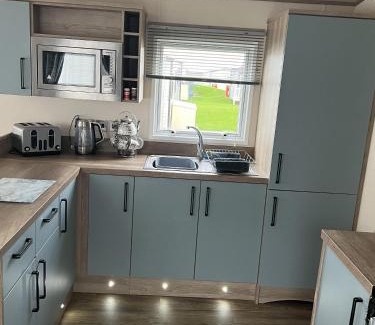 Whitley Bay House | 2 Bed Caravan - Sleeps 6 - Parking - Pets