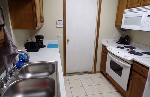 Springfield House | 2-bed-CENTRAL location, 1 sm pet ok, WiFi-Long Term A +