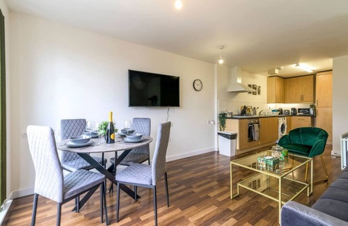 Custom House Apartment | 2 Bed close to ExCeL London and Elizabeth Line with Wi-Fi