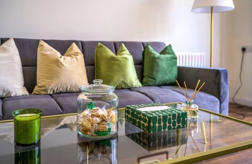 Custom House Apartment | 2 Bed close to ExCeL London and Elizabeth Line with Wi-Fi